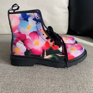 Floral Women Boots size 9,5 US